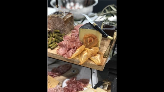 Cheese & Charcuterie Board - MEDIUM (20 people) 